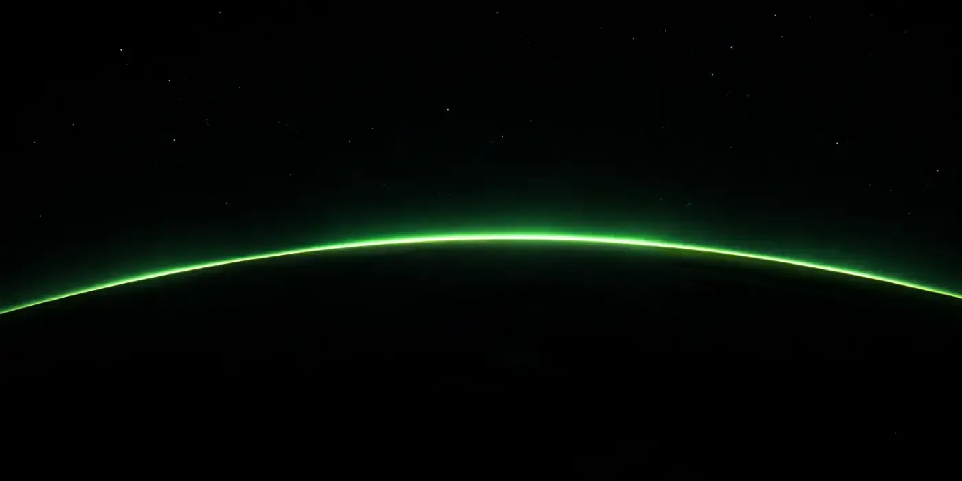 Horizonte curvo iluminado por una línea de luz verde